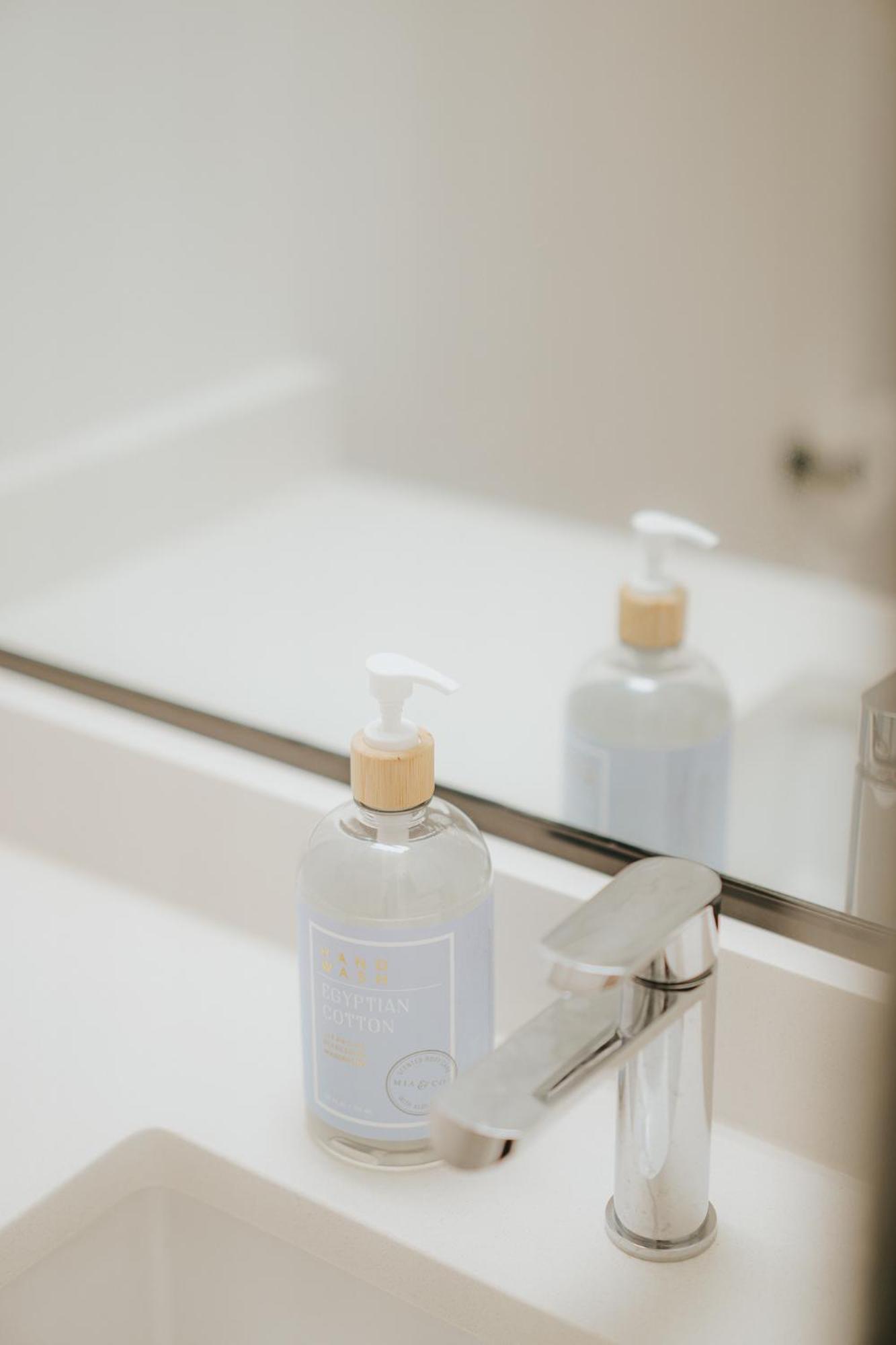 A Gentle Hideaway In The Urban Forest West End Downtown Apartment *