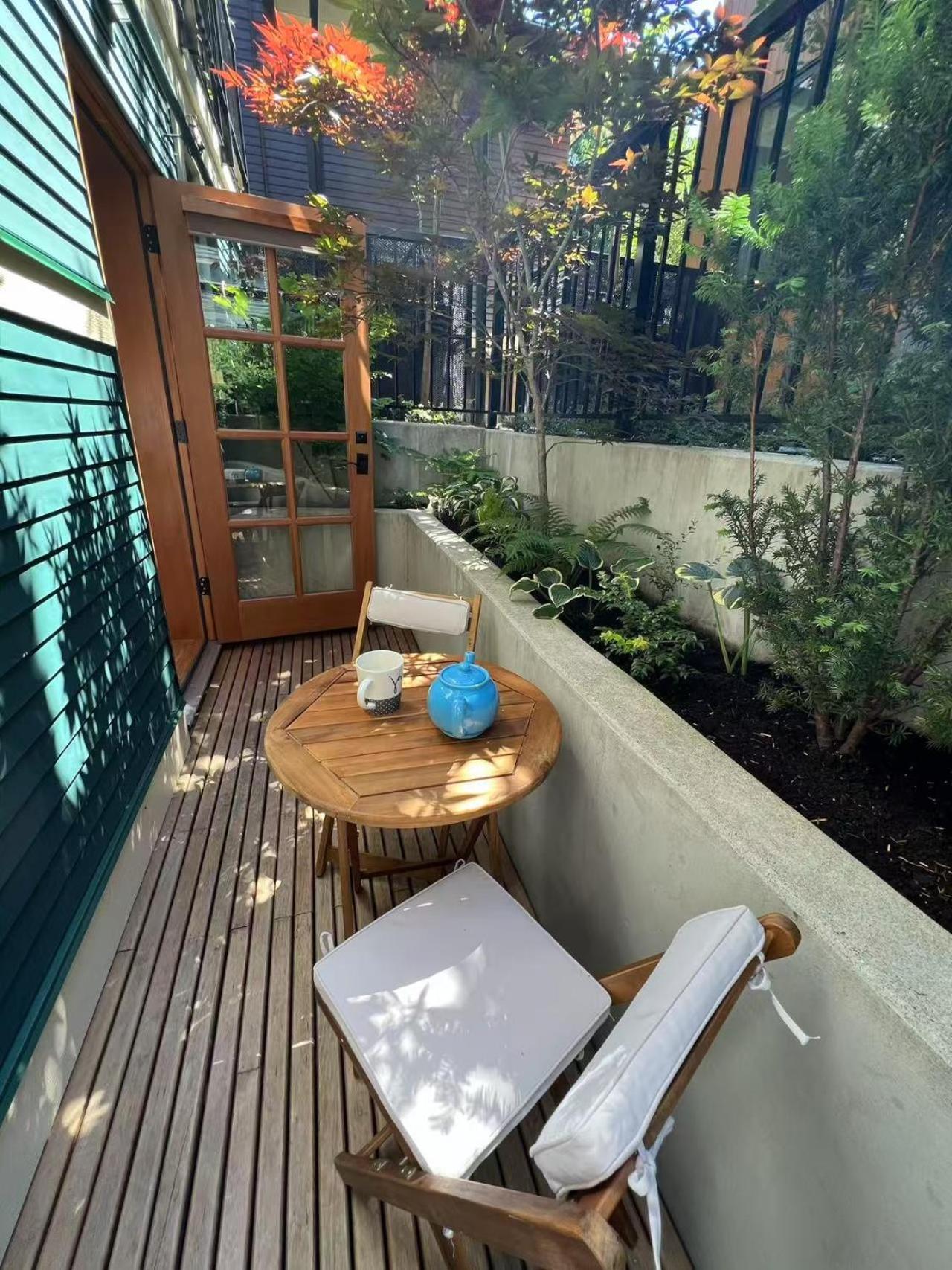 A Gentle Hideaway In The Urban Forest West End Downtown Apartment Vancouver